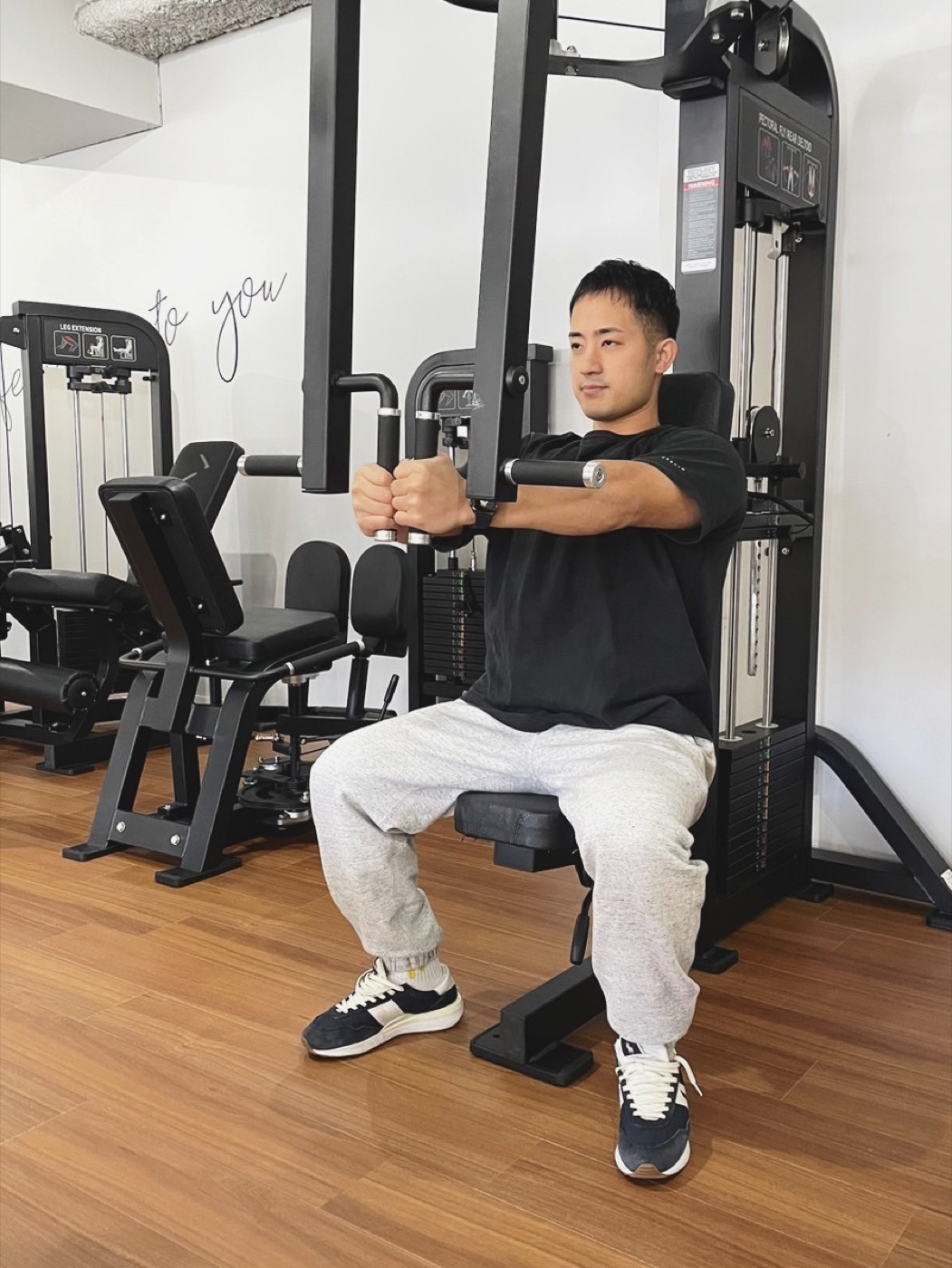 トレーニングマシンを使って指導する様子